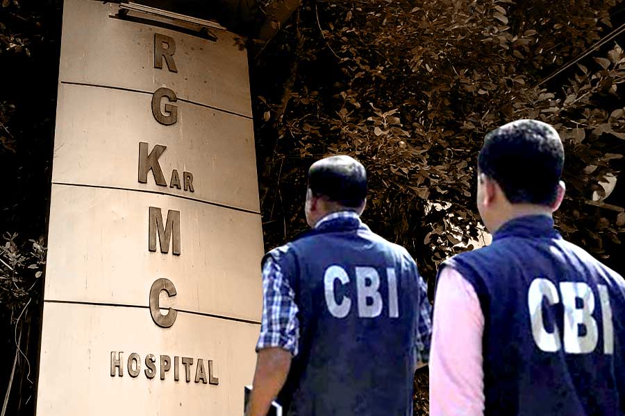 সিবিআইয়ে ক্ষোভ, তবু বিজেপি-সঙ্গ নিয়ে চুপ অভয়ার বাবা-মা