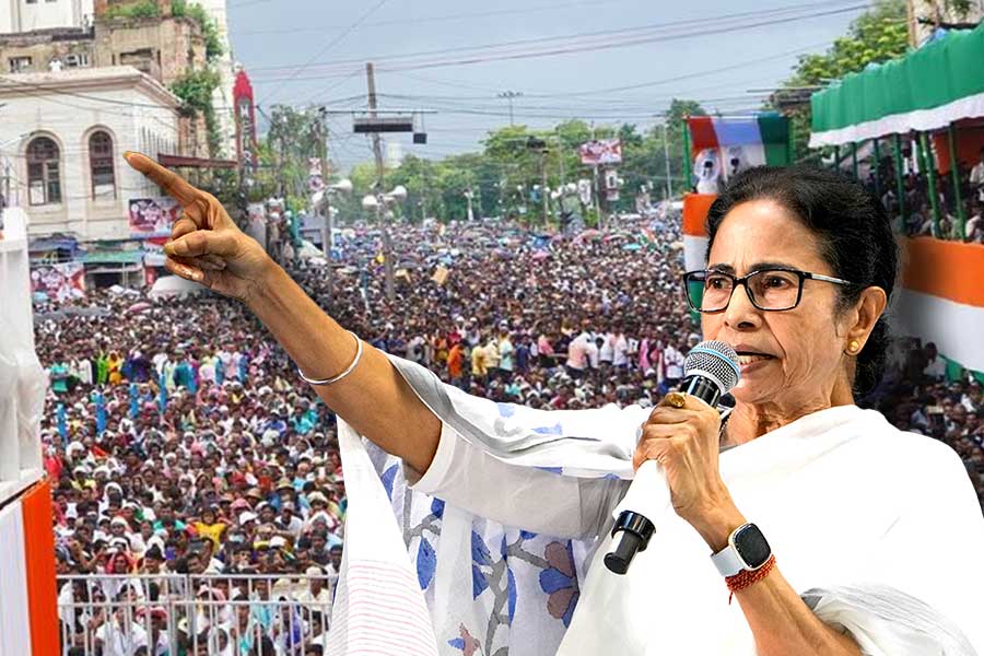 ছাব্বিশের আগে ৬ বাউন্সার, ঝোড়ো ব্যাটিং মমতার, সোম-সমাবেশে ভোটবাদ্যি বাজিয়ে কী বার্তা দেবেন ‘দিদি’?