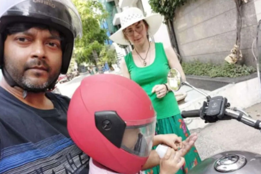 ‘গুপ্তচর’ রাশিয়ান বধূকে পালাতে সাহায্য! রুশ দূতাবাস কর্মীদের রক্ষাকবচ তোলার দাবি বিদেশমন্ত্রকের