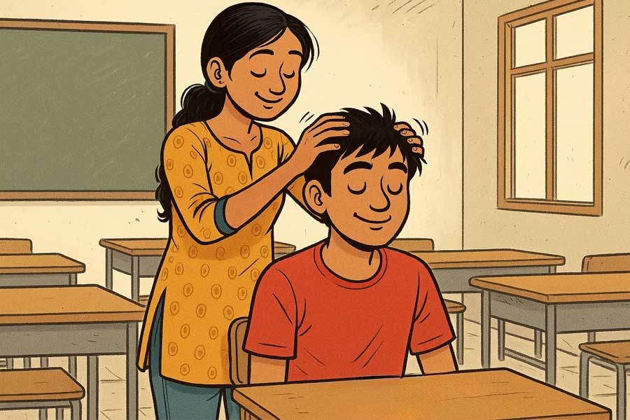 সিনিয়র দাদার মাথা টিপছেন ছাত্রী! সোনারপুর কলেজের ‘দাদাগিরি’র ভিডিও ঘিরে শোরগোল