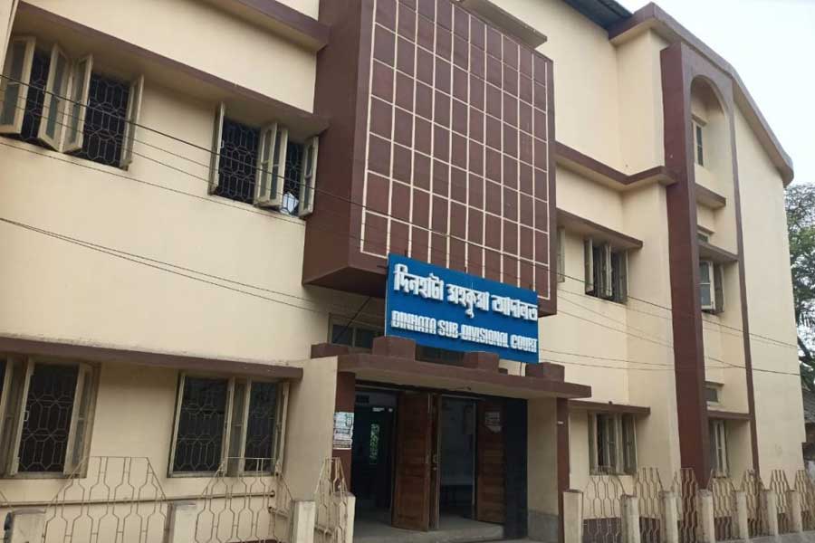 রায়ের পরও মিলছে না জমির অধিকার, আদালত চত্বরেই বিষপান করে আত্মহত্যার চেষ্টা বৃদ্ধের