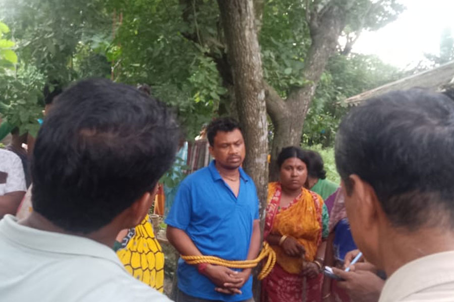রাস্তার হাল ‘বেহাল’, সঠিক সময়ে হাসপাতালে পৌঁছতে না পারায় ডেবরায় মৃত্যু শিশুর!