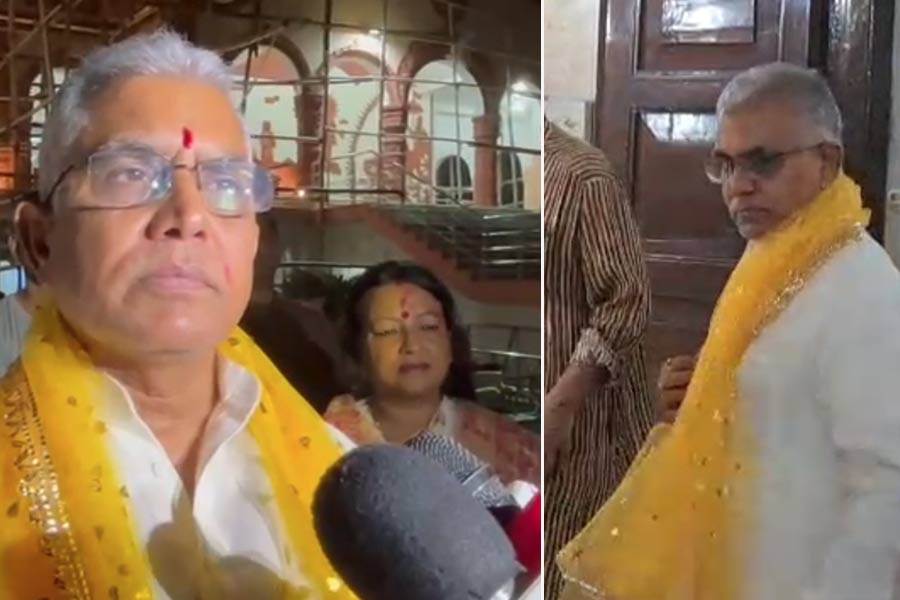 ‘বাংলার পরিবর্তন’ চেয়ে দিল্লিতে কালীবাড়িতে সস্ত্রীক পুজো দিলেন দিলীপ ঘোষ