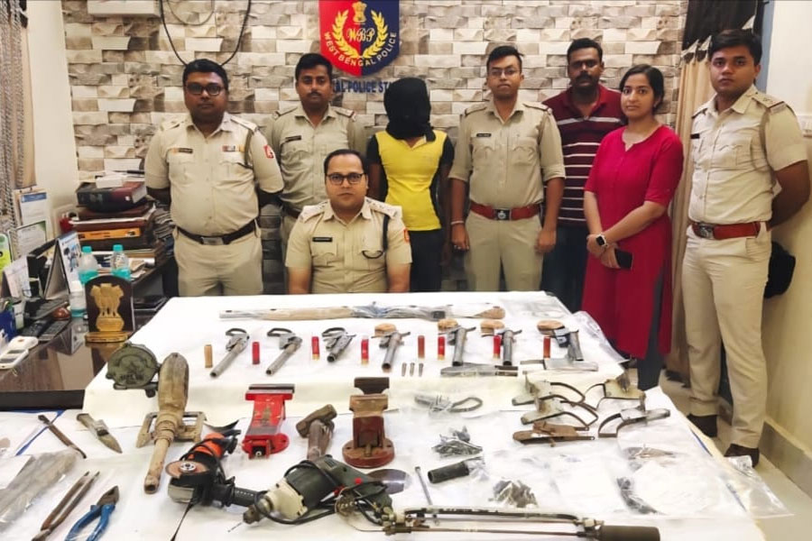 ডোমকলে বেআইনি অস্ত্র তৈরি কারখানার হদিশ, উদ্ধার বিপুল আগ্নেয়াস্ত্র, গ্রেপ্তার ১
