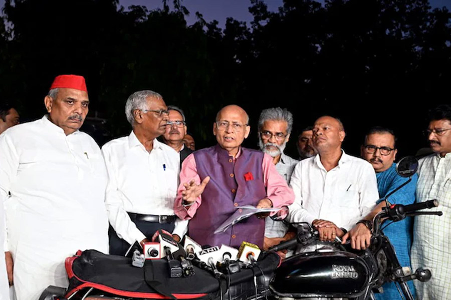 ‘ভোটবন্দি’ করতে চাইছে কমিশন, একযোগে তোপ বিহারের ১১টি বিরোধী দলের
