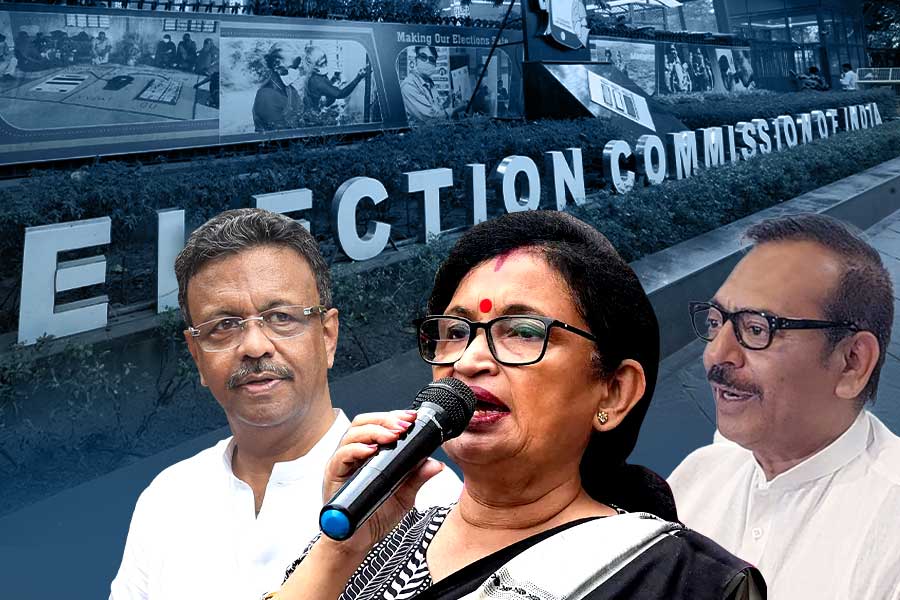একাধিক দাবিদাওয়া নিয়ে এবার দিল্লির নির্বাচন কমিশনে রাজ্যের ৫ তৃণমূল নেতা