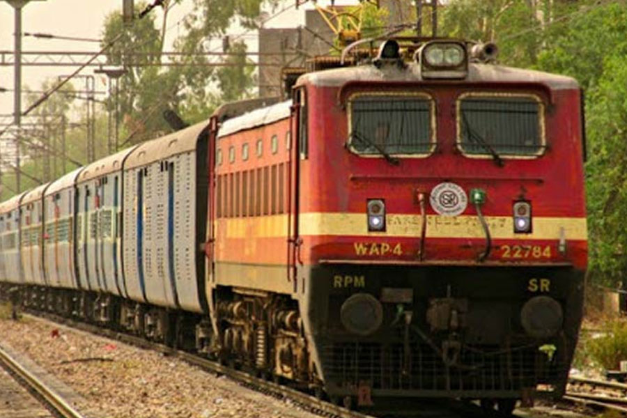 পাঁচ বছরে অসংরক্ষিত কামরায় সফর করেছেন ২১৮৭ কোটি যাত্রী, লোকসভায় জানালেন রেলমন্ত্রী   