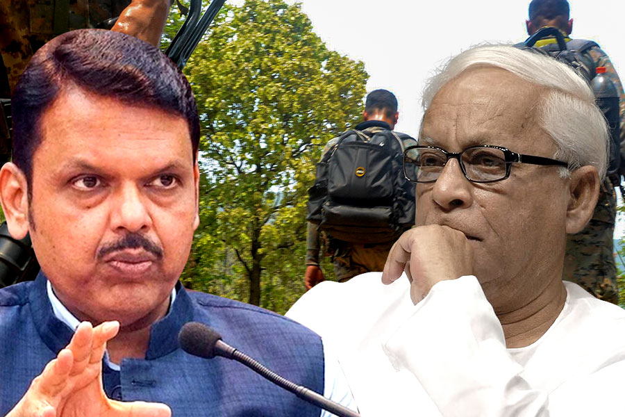 ‘শহুরে নকশাল’ দমনে বিল পাশ মহারাষ্ট্রে, বিরোধী প্রশ্নে বুদ্ধদেবের উদাহরণ টানলেন ফড়ণবিস