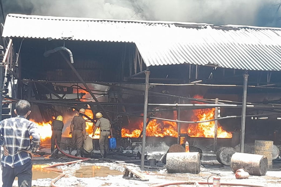 হাওড়ার পিচ কারখানায় ভয়াবহ অগ্নিকাণ্ড, ধোঁয়ায় মুড়ল এলাকা