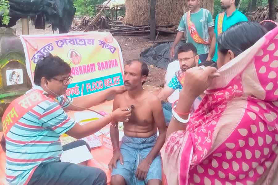 টানা বর্ষণে প্লাবিত ঘাটাল, দুর্গতদের পাশে ভারত সেবাশ্রম সংঘ