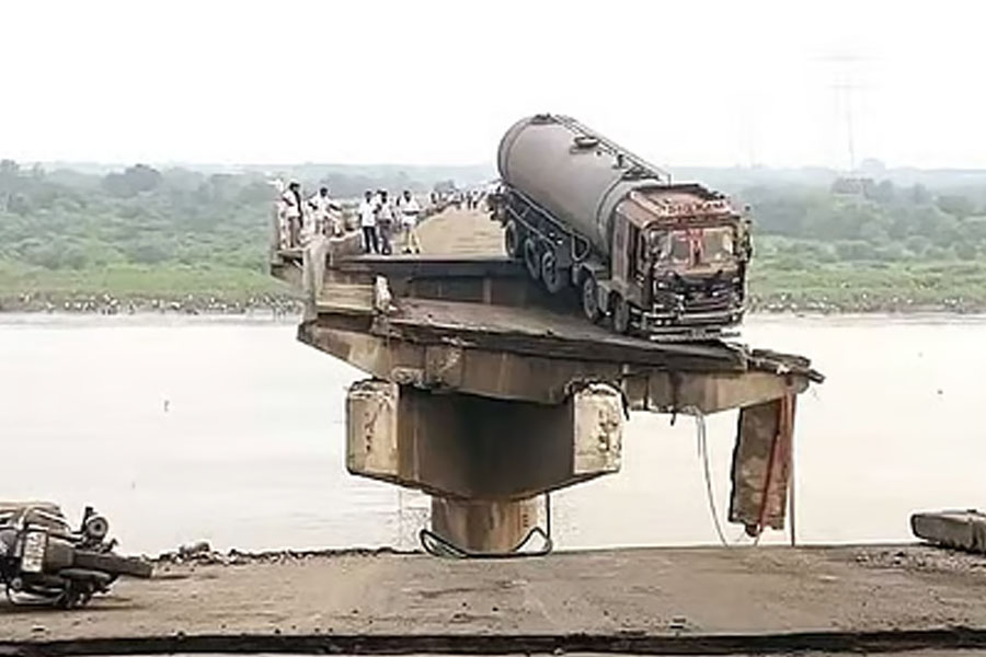 গুজরাটে ব্রিজ ভেঙে ভয়াবহ দুর্ঘটনায় মৃত অন্তত ৯, ‘অ্যাক্ট অফ ফ্রড’ মনে করাল তৃণমূল