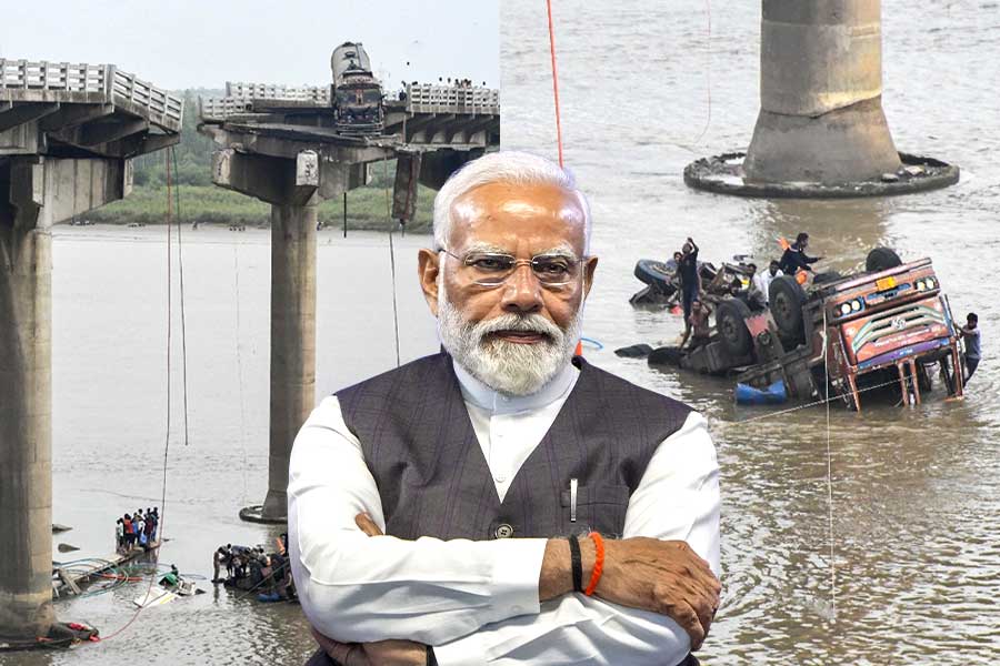 গুজরাটে ব্রিজ বিপর্যয়ে শোকপ্রকাশ মোদির, ৯ মৃত্যুর নেপথ্যে গাফিলতি?