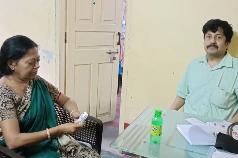 প্রিয়জনের চেয়েও বড় কর্তব্য! রোগী দেখা শেষ করেই বাবার শেষকৃত্যে শামিল ডাক্তার ছেলে