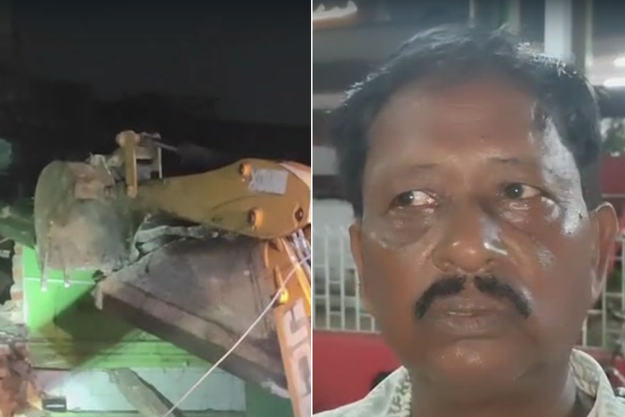 গভীর রাতে ব্যান্ডেল স্টেশনের সামনে হকার উচ্ছেদ, রুটিরুজির সম্বল হারিয়ে বিপাকে ব্যবসায়ীরা