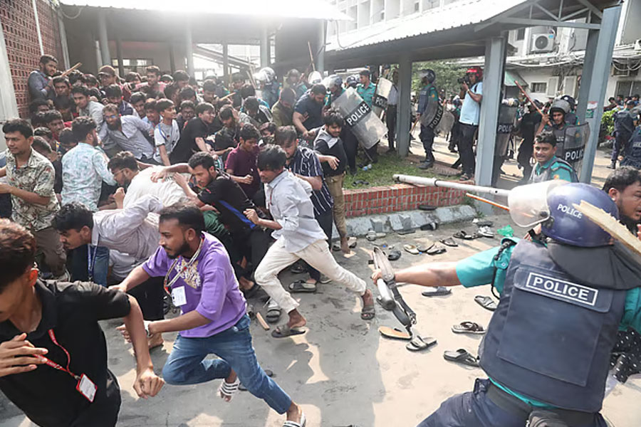 বাংলাদেশে ফের জুলাই আন্দোলন! এবার শিক্ষার্থীদের লাঠিপেটা ইউনুসের পুলিশের, হাসপাতালে ৭৫