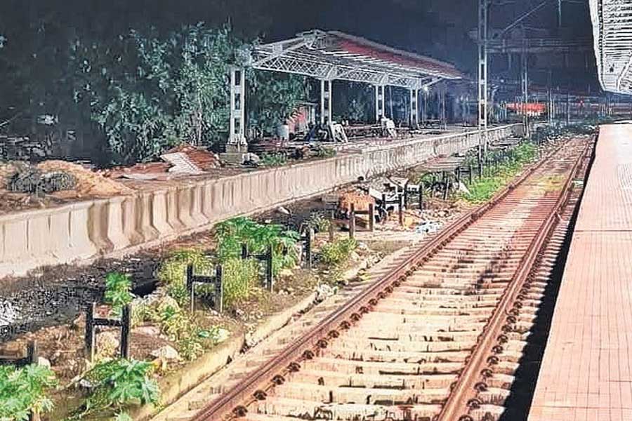 হাওড়া-খড়গপুর শাখায় সময়ে লোকাল ট্রেন চালাতে উদ্যোগী রেল, কবে মিলবে সুরাহা?