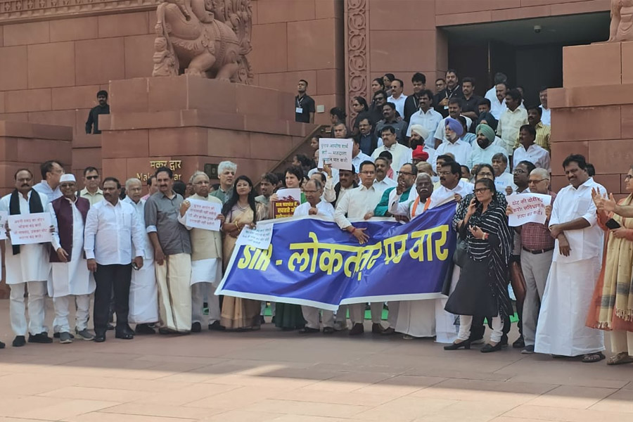 ‘মমতার নির্দেশেই বিশৃঙ্খলা সংসদে’, কংগ্রেসকে ছাপিয়ে তৃণমূলকে নিশানা কেন্দ্রের