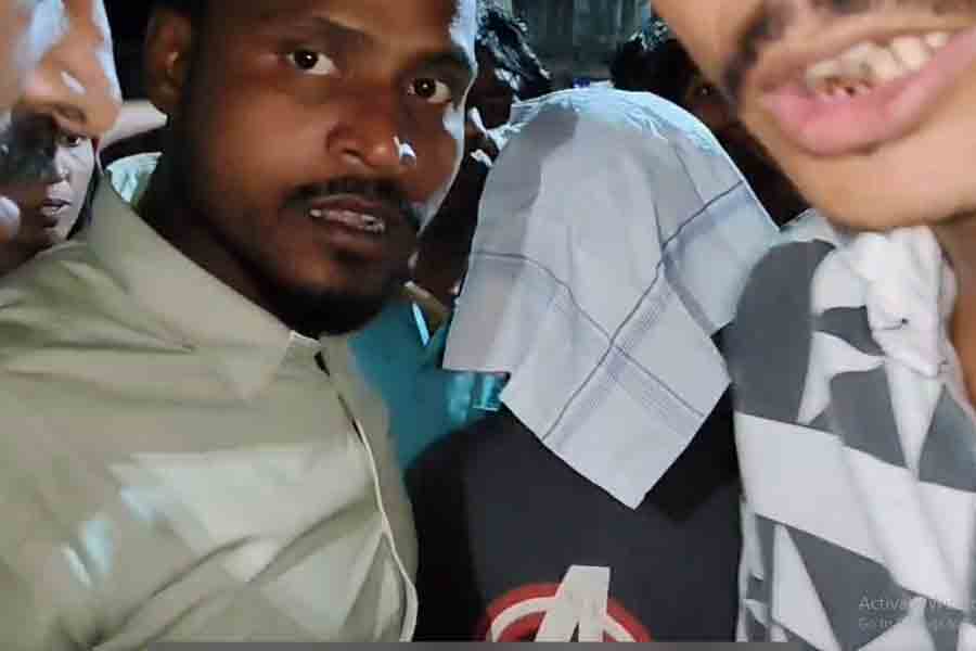 আটকে রাখা হয়েছিল মহেশতলাতেই, জানলা খোলা পেয়ে ৪২ দিন পর বাড়ি ফিরল আক্রায় ‘অপহৃত’ নাবালক