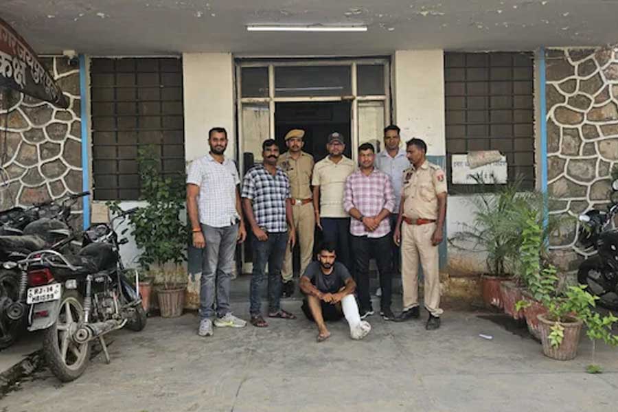 এমনও হয়! স্ত্রীর বিলাসী জীবনের চাহিদা মেটাতে চাকরি ছেড়ে চুরি BBA পাশ যুবকের