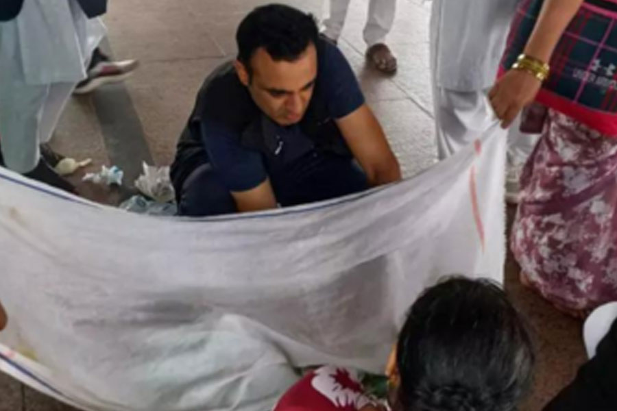 স্টেশনে যন্ত্রণায় কাতর মহিলা, পকেট ছুরি, চুলের ক্লিপের সাহায্যে প্রসব করালেন সেনার চিকিৎসক!