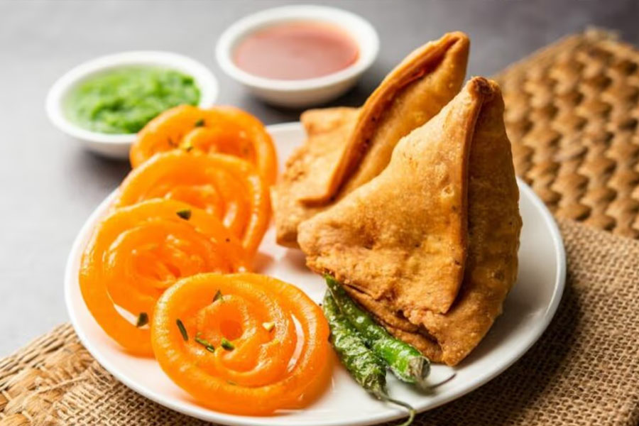 এবার বাঙালির রসনাতেও হাত! সিঙাড়া-জিলিপি নিয়ে কেন্দ্রের সতর্কীকরণ ফতোয়া চলবে না এরাজ্যে
