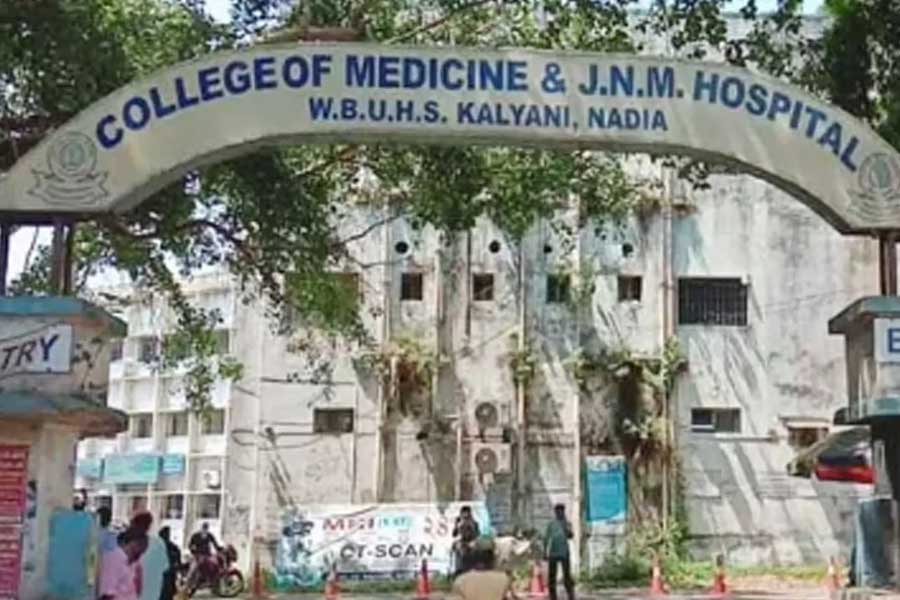 বাবা HIV পজিটিভ, চিকিৎসার নামে হাসপাতালে ফেলে গেল ছেলে, হৃদয়বিদারক ঘটনা কল্যাণীতে
