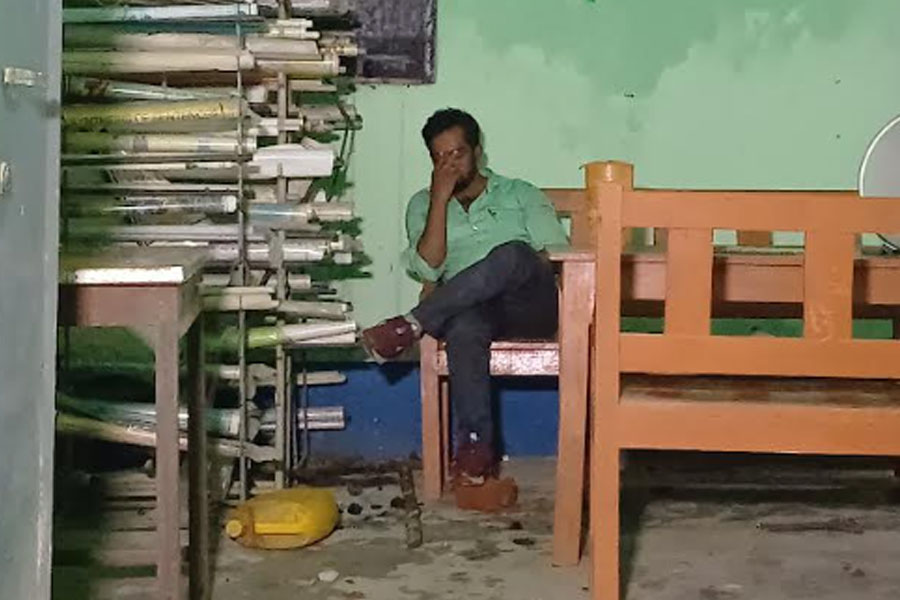 ষষ্ঠশ্রেণির ছাত্রীর সঙ্গে অভব্যতা! শিক্ষকের শাস্তির দাবিতে বিক্ষোভ, পুলিশকে লক্ষ্য করে ‘ইটবৃষ্টি’ অভিভাবকদের