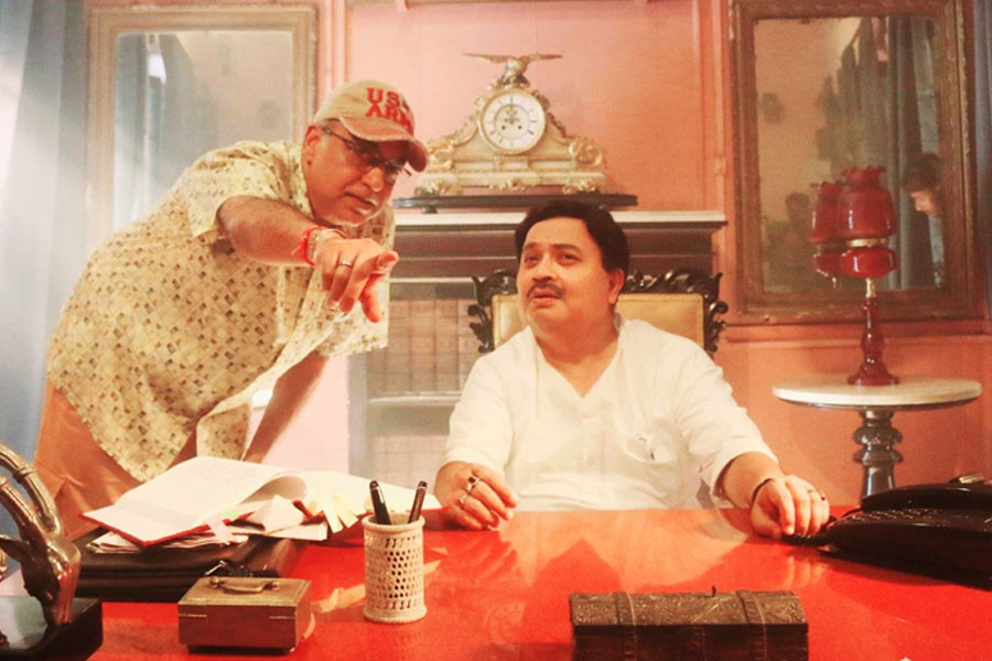কুণাল ঘোষের ‘বিগ ফ্রাইডে’ চমক! ‘কর্পূর’-এর সেটে নেতা-অভিনেতা যেন অরিন্দমের বাধ্য ছাত্র