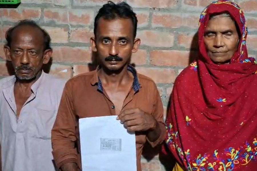 হোয়াটসঅ্যাপে কেনা ৩০ টাকার লটারিতে ভাগ্যবদল! রাতারাতি কোটিপতি সুতির পরিযায়ী শ্রমিক