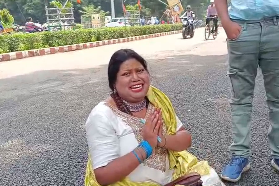 ‘মোদিজি আপনি আসুন, দুর্গাপুরের উন্নতি দরকার’, সভাস্থলের বাইরে হাত-পা ছড়িয়ে কান্না তরুণীর!