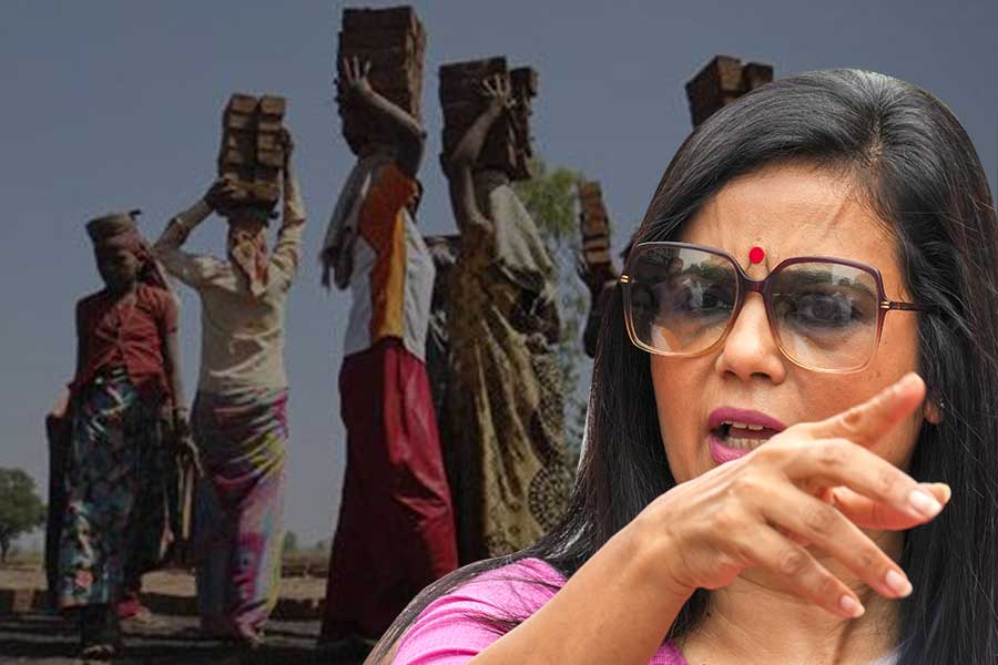 এবার ছত্তিশগড়েও বাঙালি নির্যাতন! ৯ শ্রমিককে বেআইনিভাবে গ্রেপ্তারির অভিযোগে সরব মহুয়া