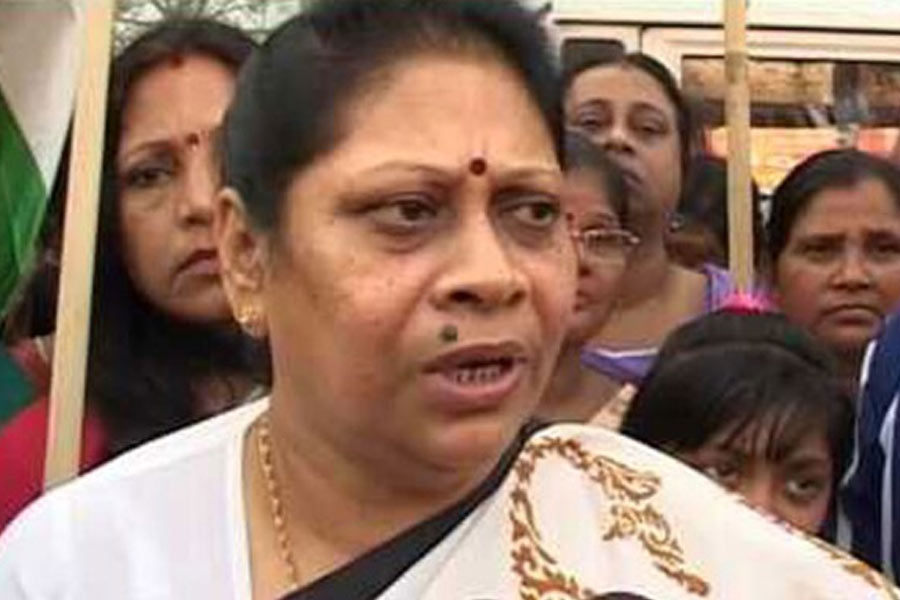 কেন রোখা যাচ্ছে না সাইবার অপরাধ! সংসদীয় কমিটির বৈঠকে সরব তৃণমূল সাংসদ মালা রায়