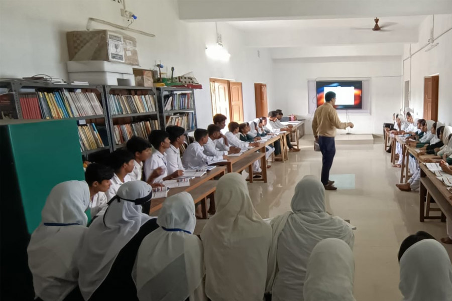 ‘নো মোর ব্যাকবেঞ্চার্স’, মালদহের প্রত্যন্ত অঞ্চলের মাদ্রাসায় চালু ‘ইউ’ আকারে বেঞ্চ সাজিয়ে পাঠদান