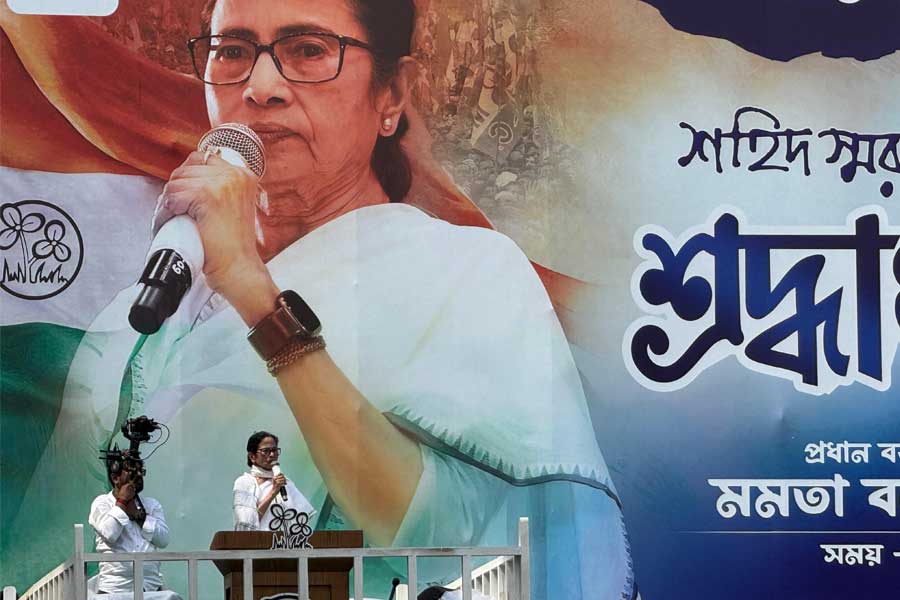 ২১ শের মঞ্চে শহিদ তর্পণ করে দিল্লি থেকে ‘অত্যাচারী’ বিজেপিকে উৎখাতের ডাক মমতার