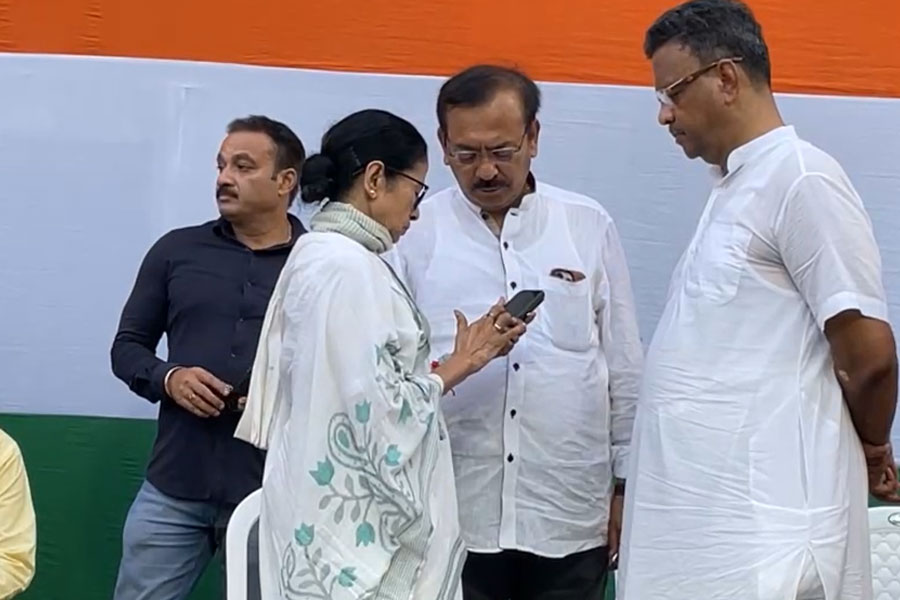 রাত পোহালেই ২১ জুলাই, শেষ মুহূর্তের প্রস্তুতি পরিদর্শনে ধর্মতলায় মমতা