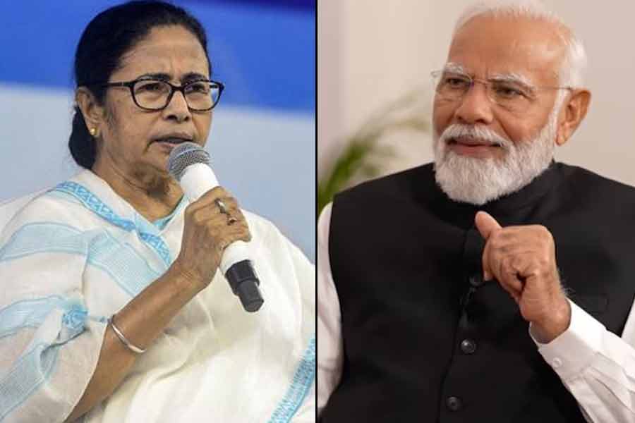 ‘আমরা পরিষ্কার করে দিই, অন্য দল অনুষ্ঠানস্থলে পুকুর-ডোবা বানায়’, নাম না করে মোদিকে তোপ মমতার