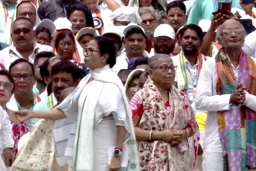 মমতার হাত ধরে একুশের সভায় পহেলগাঁওয়ে নিহত বিতানের মা-বাবা, মঞ্চে শহিদ জওয়ান ঝন্টুর পরিবারও, লক্ষ টাকার সাহায্য