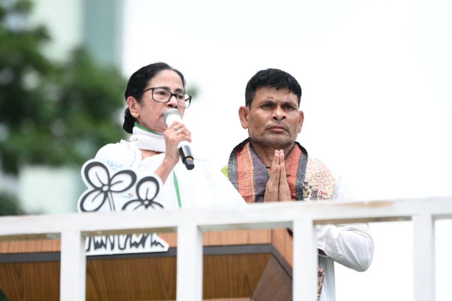 বঙ্গবাসী উত্তমকুমারকে অসম থেকে ‘বিদেশি’ নোটিস, একুশের মঞ্চে পাশে নিয়ে মমতা বললেন, ‘কী অধিকারে?’