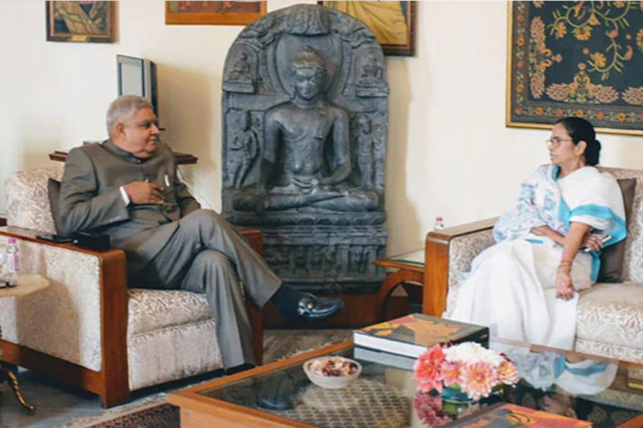 ‘উনি তো সুস্থই’, ধনকড়ের অবসর প্রসঙ্গে মন্তব্য মমতার, বিজেপিকে বিঁধছে কংগ্রেস
