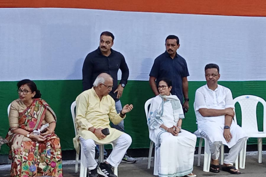 ‘ঝড়-জল হলেও আসবেন’, একুশের প্রাক্কালে ধর্মতলায় দাঁড়িয়ে আন্তরিক আহ্বান মমতার