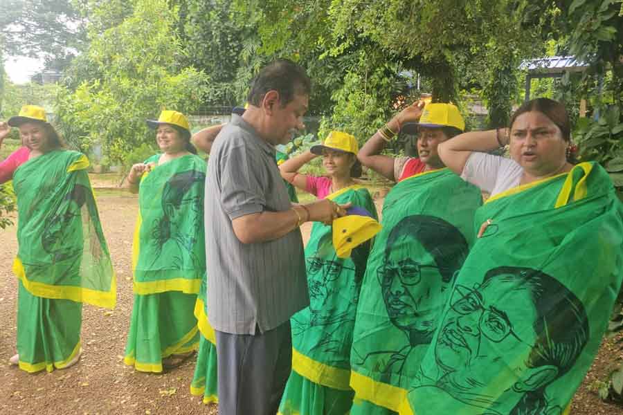 ‘দিদির আঁচলে নিরাপদ’, মমতার মুখ আঁকা শাড়ি পরে দুর্গাপুর থেকে ধর্মতলামুখী মহিলা ব্রিগেড