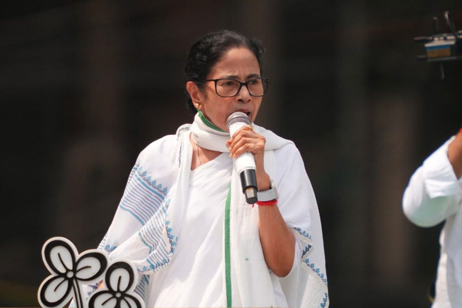 ‘এবার শুরু হল ভাষা রক্ষার শপথ’, একুশের মঞ্চে বাঙালি অস্মিতায় শান মমতার