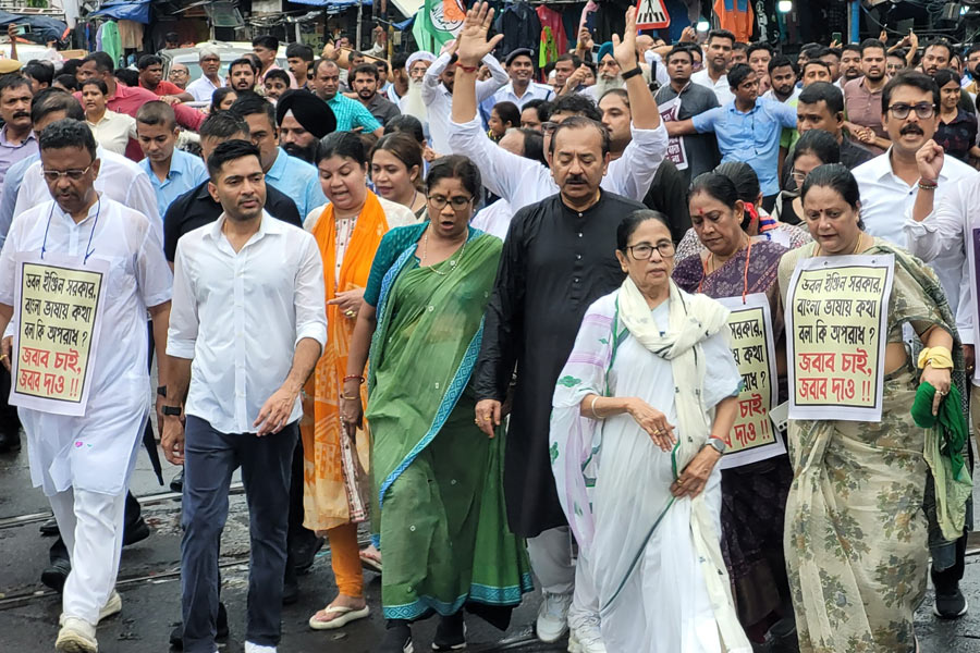‘আরও বাংলায় কথা বলব, ক্ষমতা থাকলে আমাকে ডিটেনশন ক্যাম্পে রাখুন’, হুঁশিয়ারি মমতার
