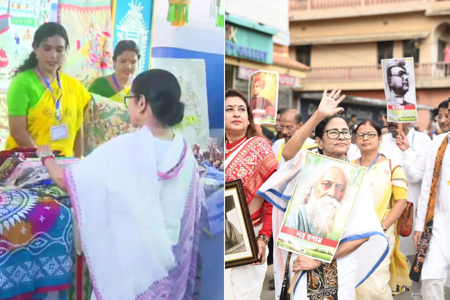 ইলামবাজারে স্বনির্ভর গোষ্ঠীর মহিলাদের স্টলে প্রিয় ‘দিদি’, কিনলেন শাড়ি, উত্তরীয়, পাঞ্জাবি