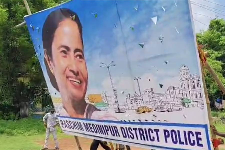 রেলের জমিতে মুখ্যমন্ত্রীর ব্যানার ছেঁড়ায় আইনি পদক্ষেপ, এফআইআরের ভিত্তিতে RPF-কে নোটিস