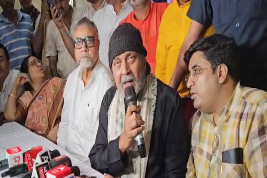 ‘বাংলাদেশিদের চিহ্নিত করা হবেই’, হেনস্তা প্রসঙ্গে মিঠুনের মন্তব্যে কড়া প্রতিক্রিয়া তৃণমূলের