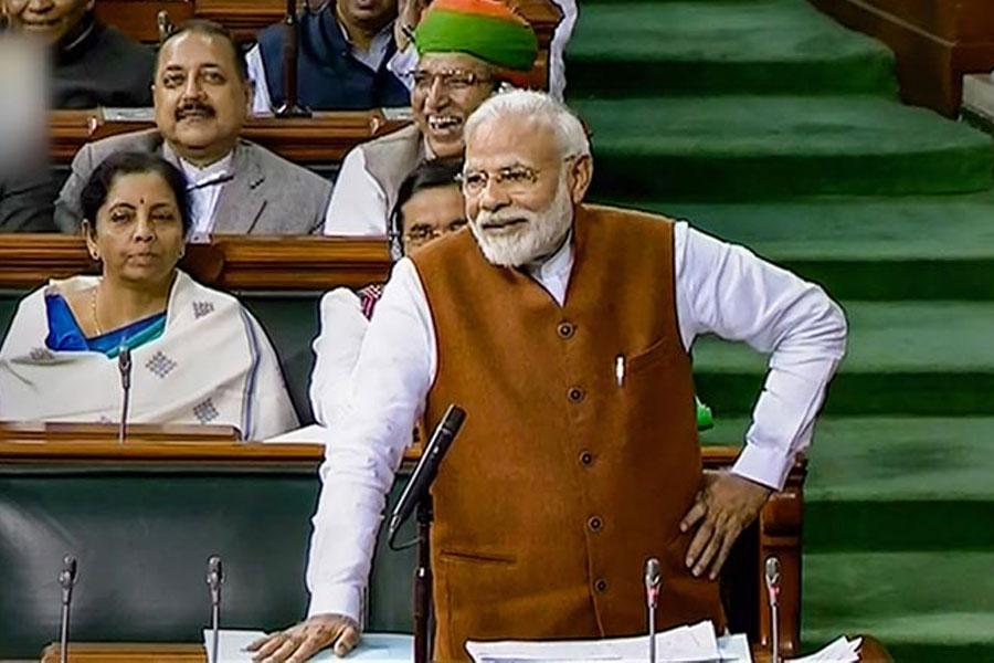 সংখ্যাগরিষ্ঠের দশচক্রে, সংসদের অধিবেশনে নেই প্রধানমন্ত্রী