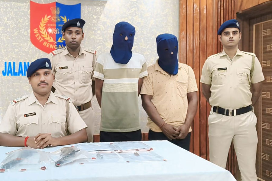 বাংলাদেশ সীমান্ত এলাকায় অস্ত্র পাচার! বমাল মুর্শিদাবাদে গ্রেপ্তার ২ দুষ্কৃতী