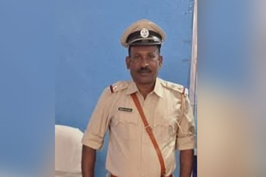 সাগরদিঘিতে ভয়াবহ পথ দুর্ঘটনা, লরির ধাক্কায় মৃত্যু কর্তব্যরত ট্রাফিক ওসির