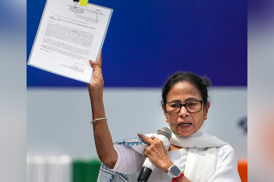 বিজেপি রাজ্যে ‘বাঙালি বিরোধী’ সার্কুলার কেন্দ্রের, একুশের মঞ্চে ‘সর্বনাশা’ NRC নিয়ে সরব মমতা
